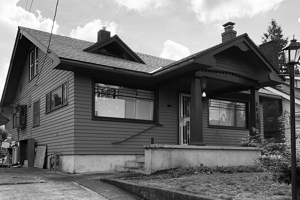 This is a view of the front exterior of the Alameda Craftsman before being renovated.